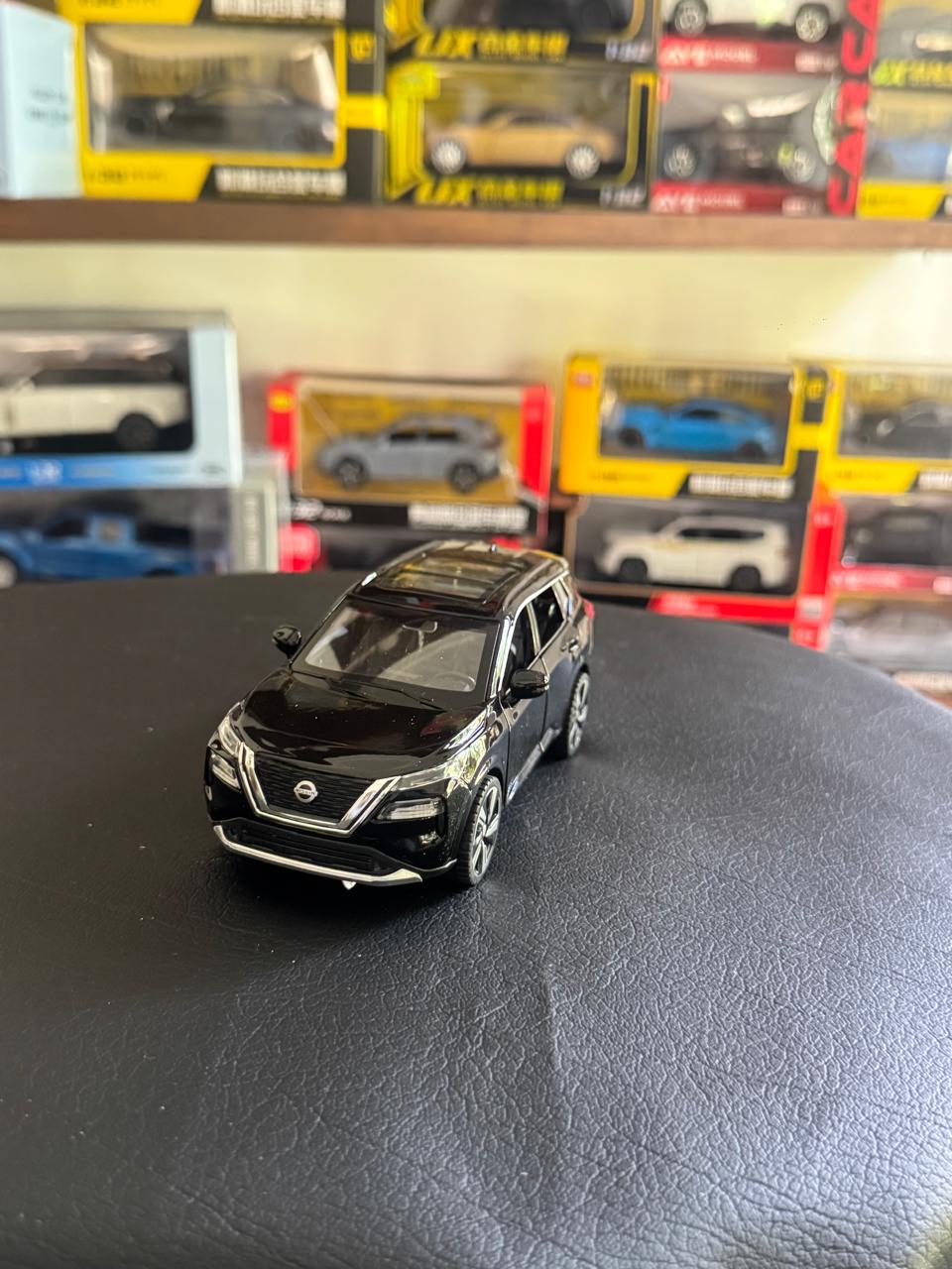 Diecast Model Car 1:32 Nissan X-Trail Alloy Car with Sound and Light Pullback Decorate Ornament Doors Open Metal Car Model Toys