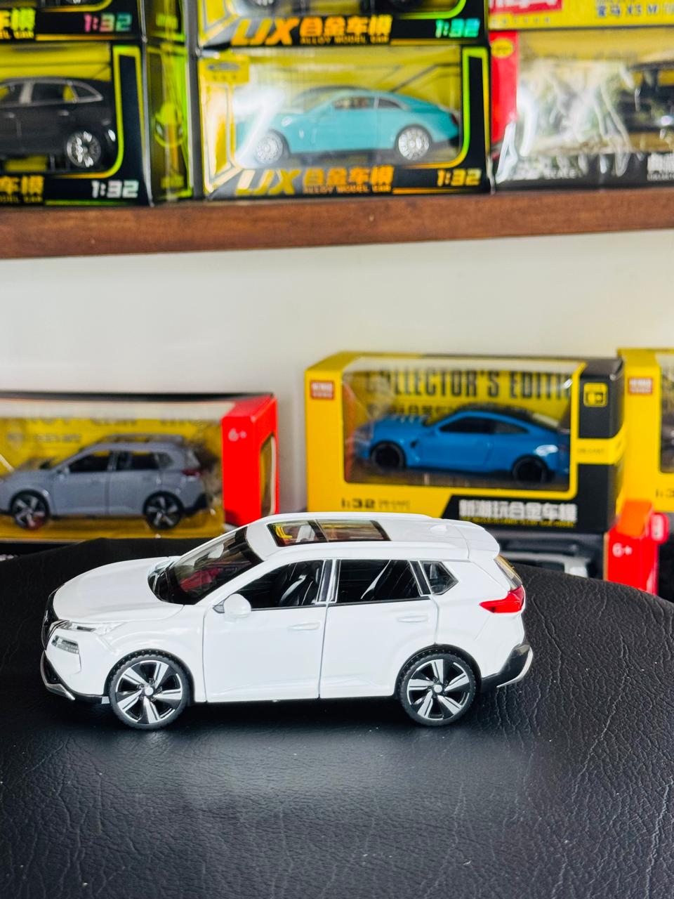 Diecast Model Car 1:32 Nissan X-Trail Alloy Car with Sound and Light Pullback Decorate Ornament Doors Open Metal Car Model Toys