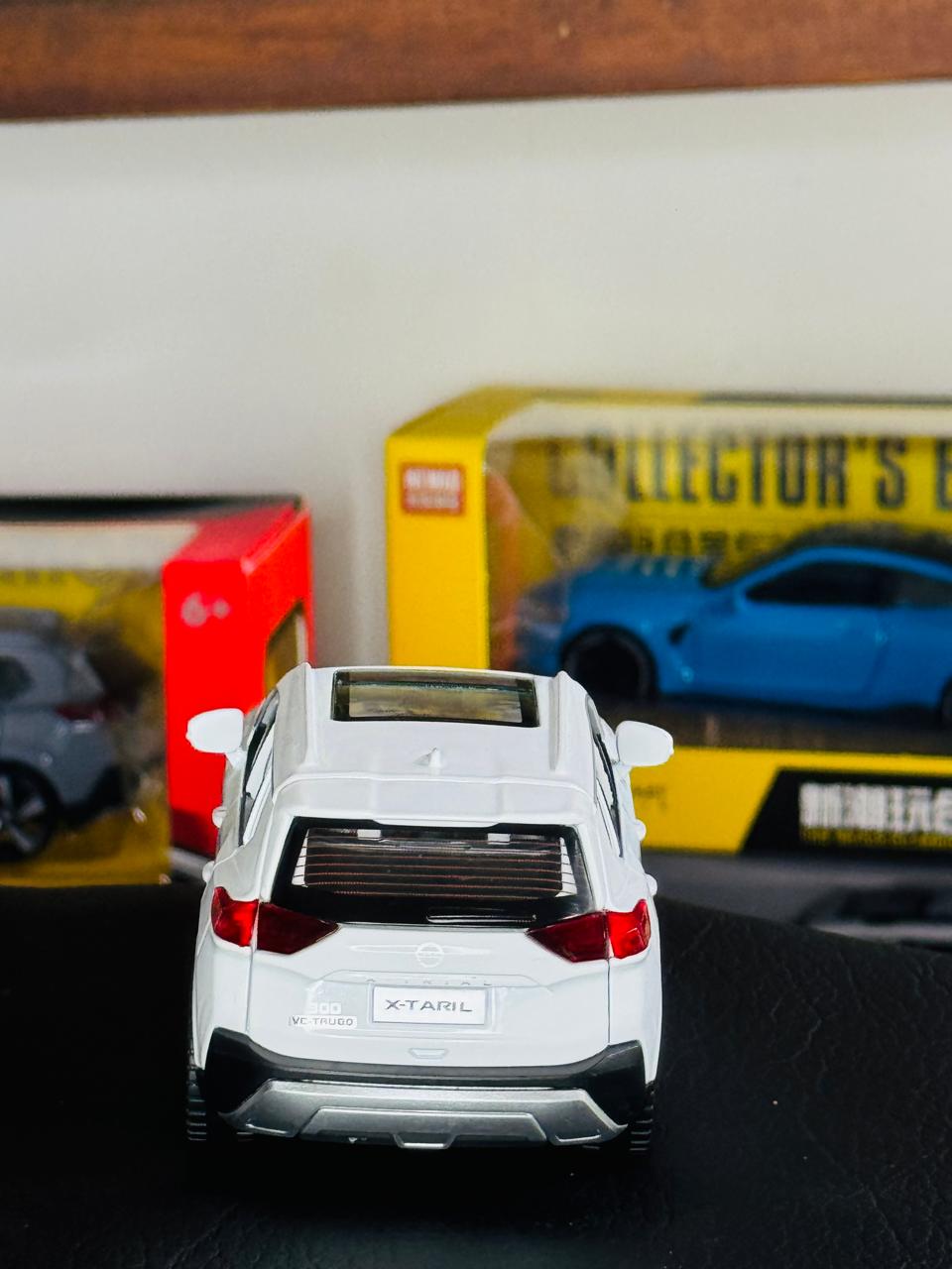 Diecast Model Car 1:32 Nissan X-Trail Alloy Car with Sound and Light Pullback Decorate Ornament Doors Open Metal Car Model Toys