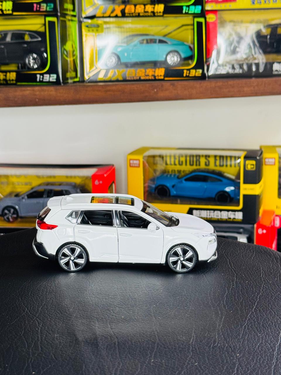 Diecast Model Car 1:32 Nissan X-Trail Alloy Car with Sound and Light Pullback Decorate Ornament Doors Open Metal Car Model Toys