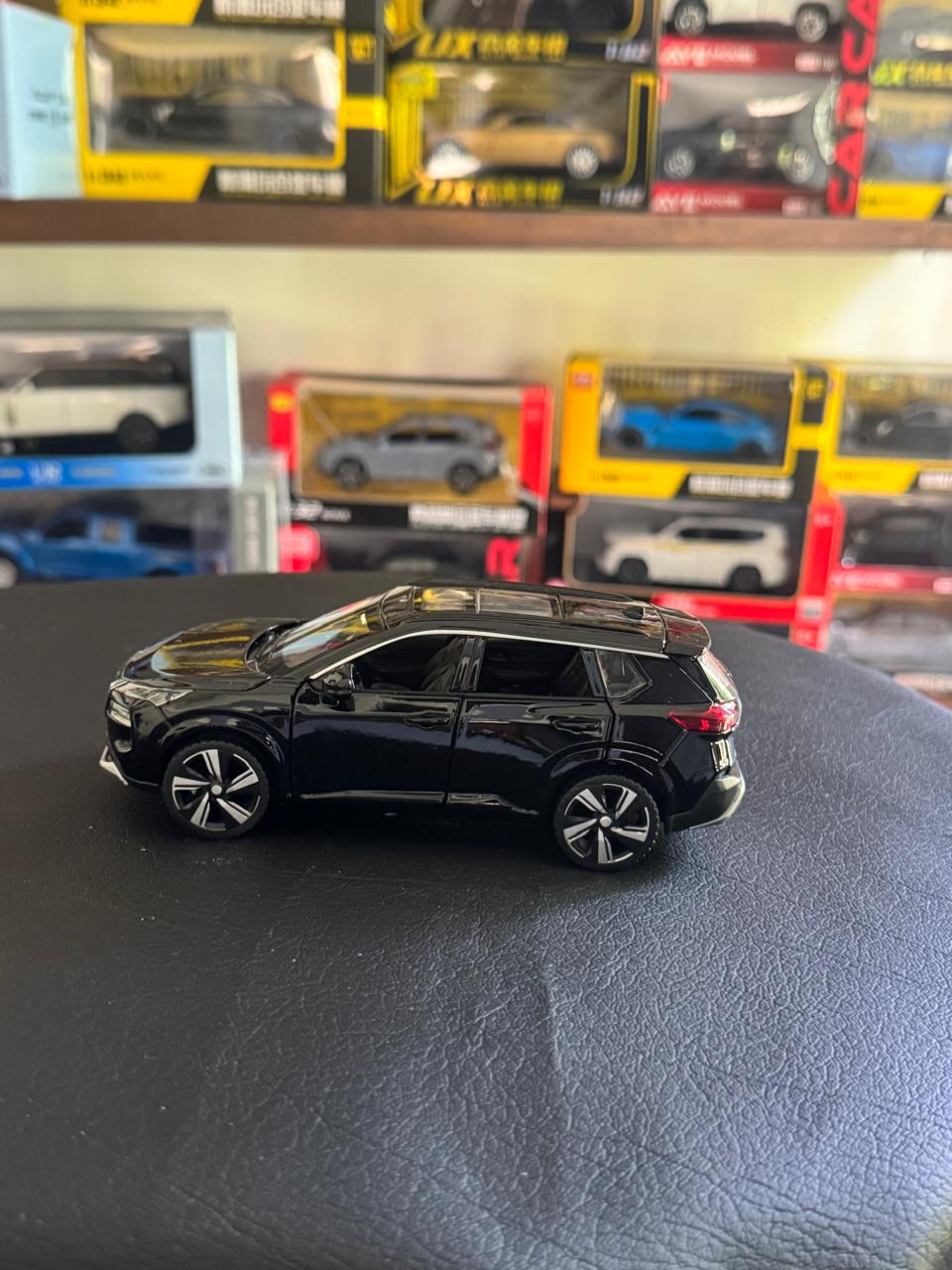 Diecast Model Car 1:32 Nissan X-Trail Alloy Car with Sound and Light Pullback Decorate Ornament Doors Open Metal Car Model Toys