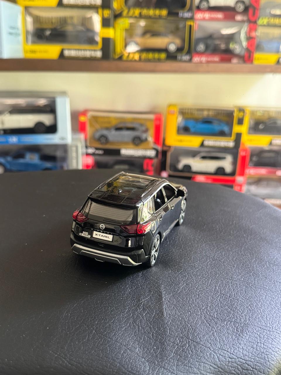 Diecast Model Car 1:32 Nissan X-Trail Alloy Car with Sound and Light Pullback Decorate Ornament Doors Open Metal Car Model Toys
