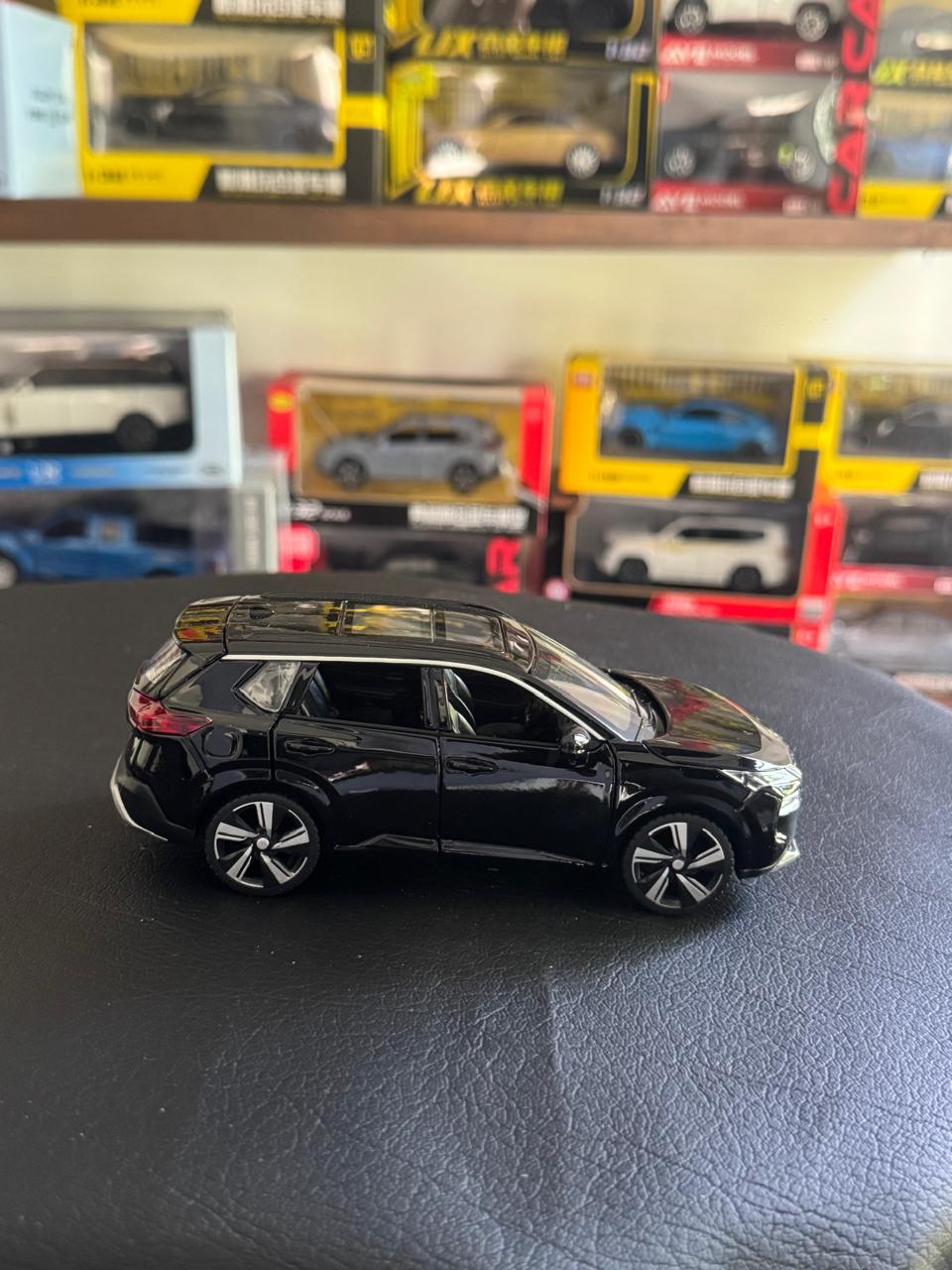 Diecast Model Car 1:32 Nissan X-Trail Alloy Car with Sound and Light Pullback Decorate Ornament Doors Open Metal Car Model Toys