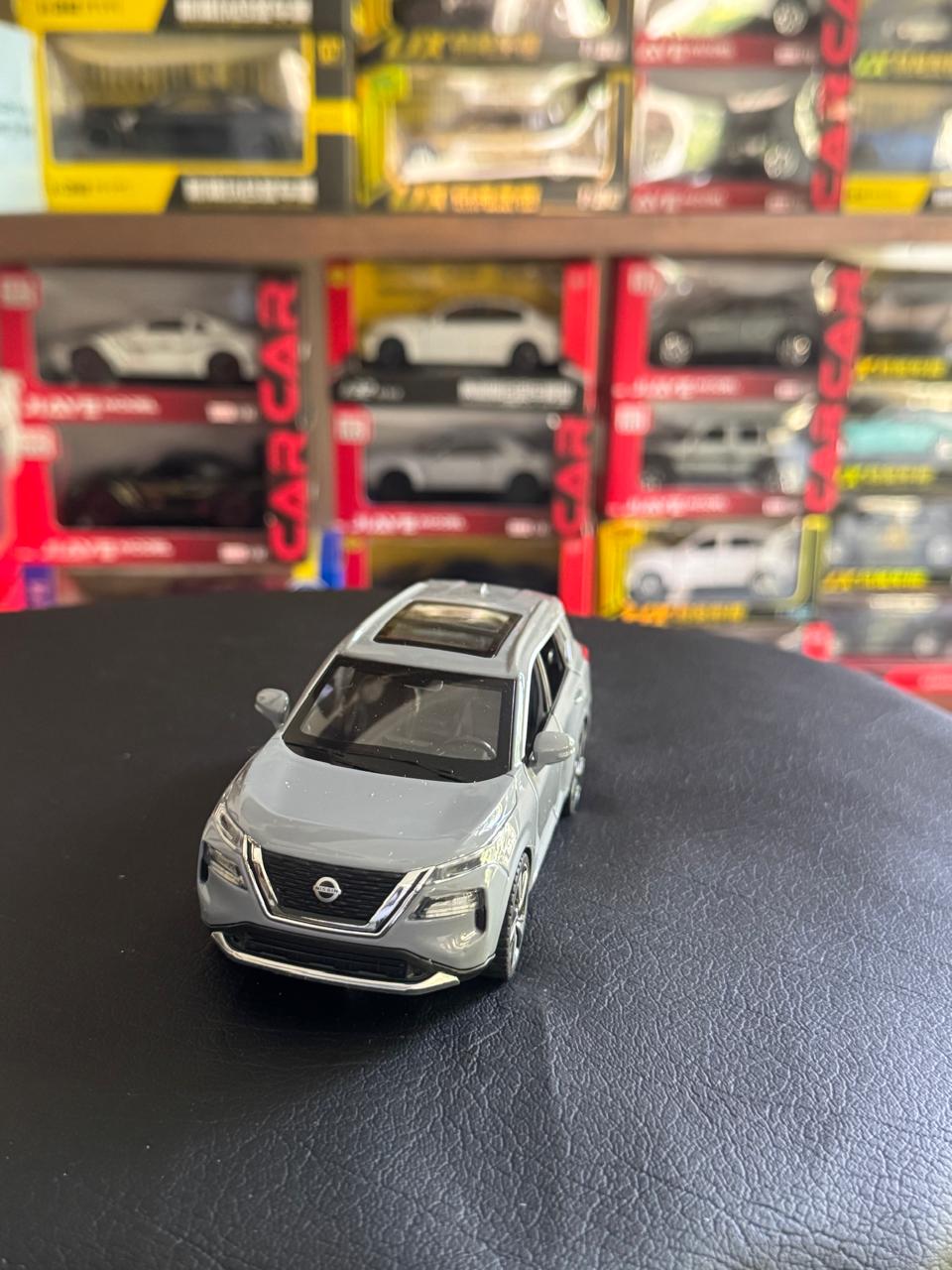 Diecast Model Car 1:32 Nissan X-Trail Alloy Car with Sound and Light Pullback Decorate Ornament Doors Open Metal Car Model Toys