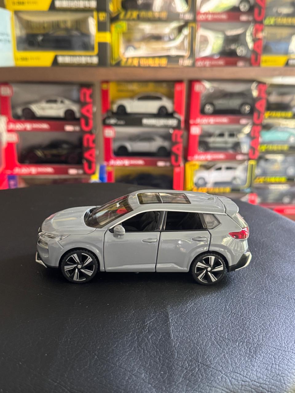 Diecast Model Car 1:32 Nissan X-Trail Alloy Car with Sound and Light Pullback Decorate Ornament Doors Open Metal Car Model Toys