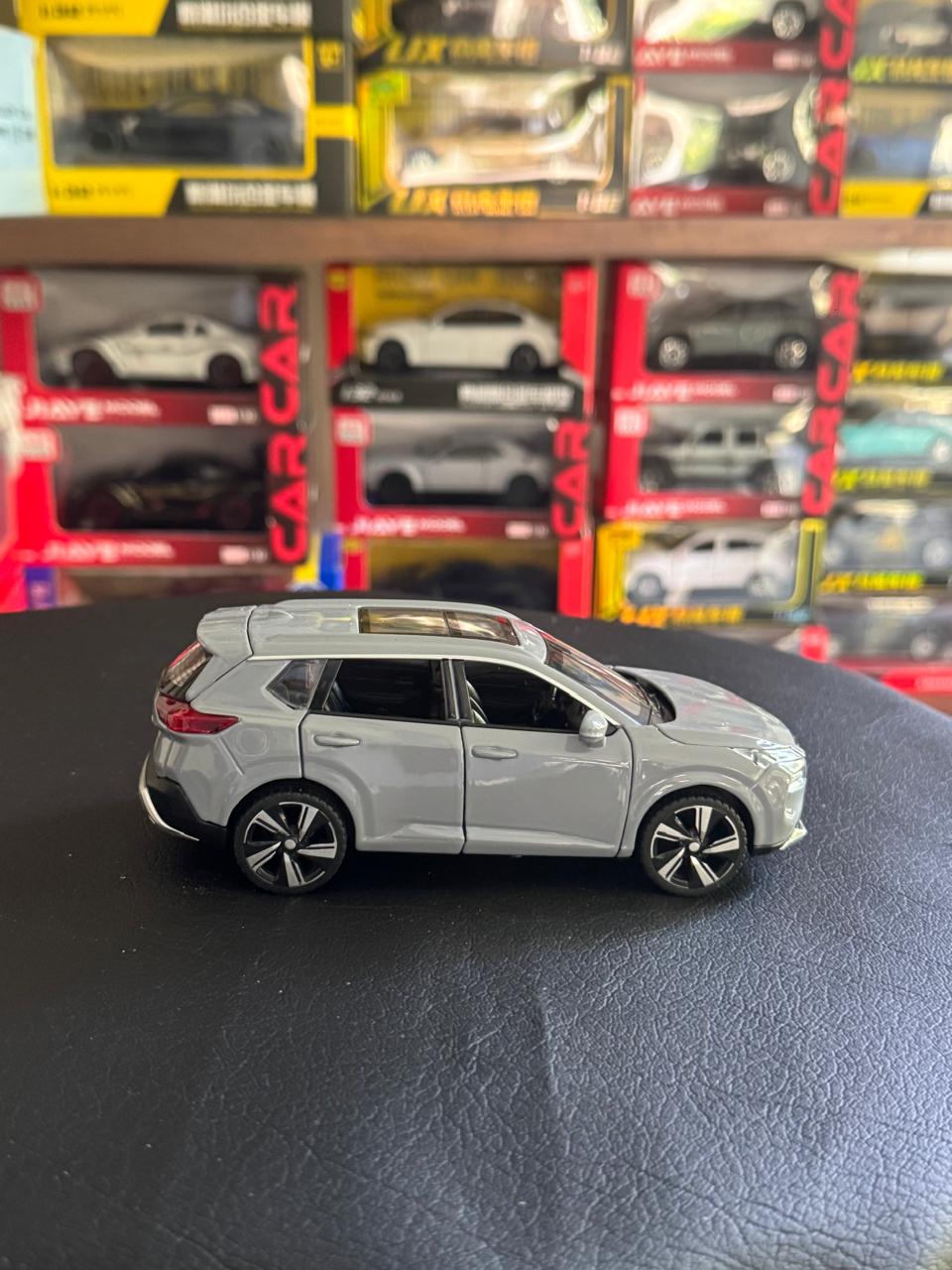 Diecast Model Car 1:32 Nissan X-Trail Alloy Car with Sound and Light Pullback Decorate Ornament Doors Open Metal Car Model Toys