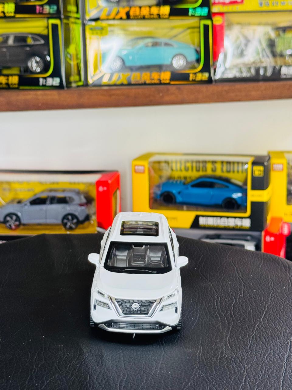 Diecast Model Car 1:32 Nissan X-Trail Alloy Car with Sound and Light Pullback Decorate Ornament Doors Open Metal Car Model Toys